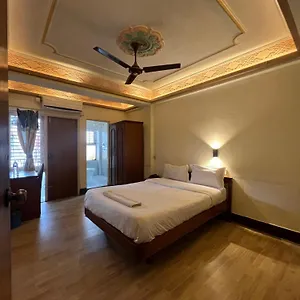 Hotel Trekkers