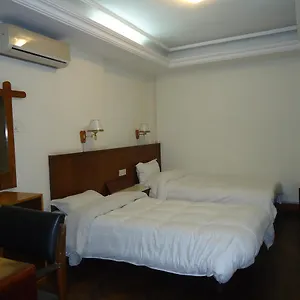 Earth House Hotell
